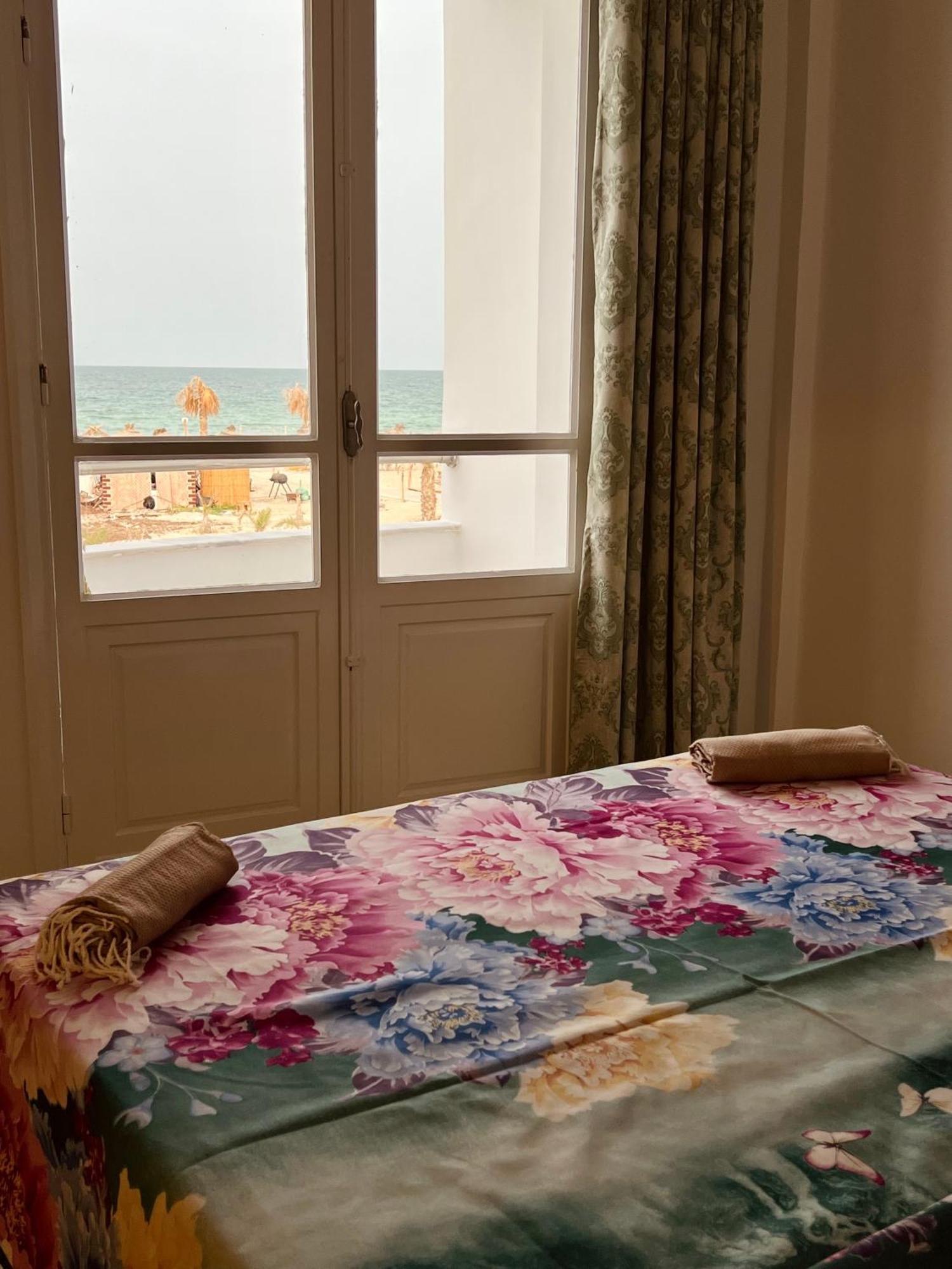 Appartement Vue De Mer Pied Dans L'Eau Gabes Bagian luar foto